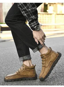 Vue latérale de chaussures de randonnée décontractées marron cousues main sur la route