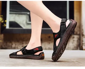 Detailansicht von atmungsaktiven Herren-Outdoor-Sandalen aus schwarzem Mesh mit Gummisohle