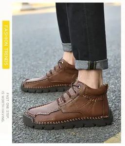 Gros plan détaillé de chaussures décontractées mi-hautes en cuir marron cousues main.