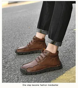 Vue détaillée de bottines de randonnée en cuir marron cousues main dans un cadre extérieur