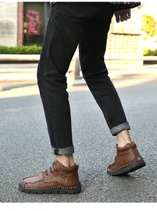 Chaussures de randonnée pour hommes en cuir marron cousues main en extérieur.