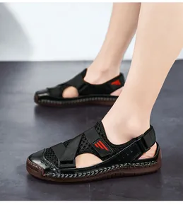 Professionelle atmungsaktive Mesh-Sandalen für Herren mit bequemen braunen Gummisohlen