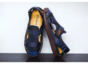 Detailansicht der atmungsaktiven Mesh-Outdoor-Sandalen mit brauner Gummisohle