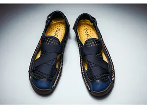 Draufsicht auf atmungsaktive blaue Mesh-Outdoor-Sandalen für Herren