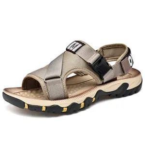 Vue détaillée des sandales de sport kaki pour hommes avec boucle et semelle antidérapante