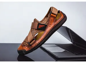 Detailaufnahme der braunen Herren-Outdoor-Sandale aus Leder und Mesh mit Laptop-Prop.