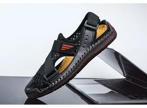 Detailansicht der atmungsaktiven schwarzen Netzsandalen für Herren mit Gummisohle