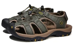Detailweergave van ademende olijfgroene leren outdoorsandalen voor heren met elastische veters