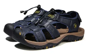 Gedetailleerd zijaanzicht van marineblauwe herenleren outdoorsandalen met elastische veters