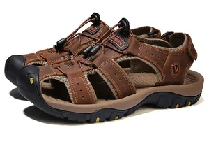 Detail van leren strandsandalen voor heren met beschermende neus en elastische veters
