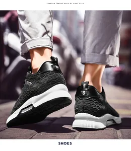 Détail de chaussures pour hommes à talon caché avec semelles blanches épaisses