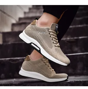 Détail des baskets décontractées en maille pour hommes avec talon compensé de 10 cm