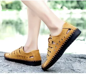 Vue détaillée de sandales d'été pour hommes en cuir avec détails cousus main et découpes