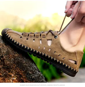 Vue détaillée de sandales en cuir marron pour hommes avec semelles antidérapantes.
