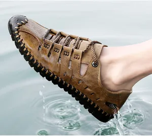 Sandales de plage en cuir marron pour hommes, bout fermé, éclaboussant dans l'eau