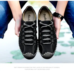 Vue détaillée des sandales en cuir noir pour hommes avec un design creux respirant