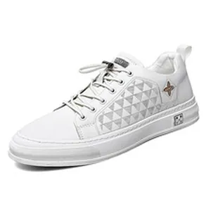 Seitendetail weißer Retro German Trainer Sneaker mit strukturierten Dreieckseinsätzen