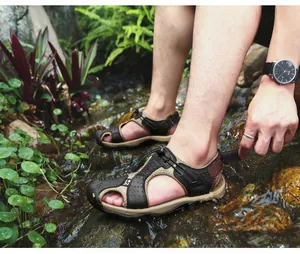 Atmungsaktive geschlossene Herren-Strandsandalen in einer natürlichen Bachumgebung.