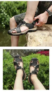 Herren Outdoor-Strandsandalen mit geschlossener Zehenpartie in natürlicher Umgebung