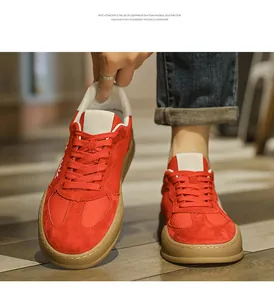 Primo piano di scarpe retrò German Trainer rosse con suola marrone morbida