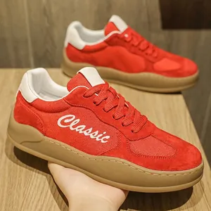 Sneaker rosse retrò stile trainer tedesco con inserti in mesh e suola in gomma