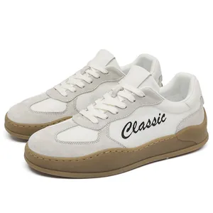 Sneaker rétro da uomo in mesh bianco con suola in gomma e scritta Classic laterale