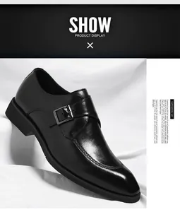 Dettaglio scarpa business da uomo in pelle nera con chiusura a fibbia in argento.