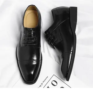 Detailopname van zwarte leren herenschoenen met cap-toe en textuur details