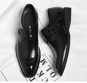 Dettaglio di scarpe monk strap in pelle nera con fibbia elegante.