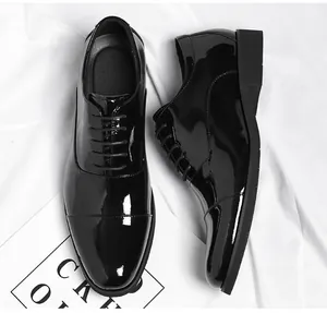 Glänzende schwarze Lackleder-Herrenschuhe im Oxford-Stil mit elegantem Schnürdesign