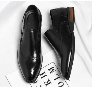 Dettaglio delle classiche scarpe stringate in pelle nera con tacco in legno