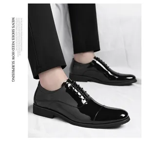 Detailansicht von glänzenden schwarzen Lackleder-Oxfordschuhen für die formelle Herrenmode