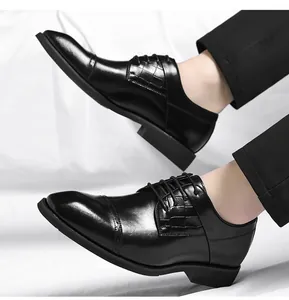 Detail van zwarte leren herenschoenen met krokodillenpatroon voor bruiloft en werk
