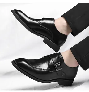 Dettaglio professionale di scarpe monk da uomo in pelle nera con fibbia laterale