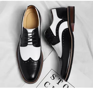 Detailopname van zwart-witte brogue-schoenen voor heren met klassieke details