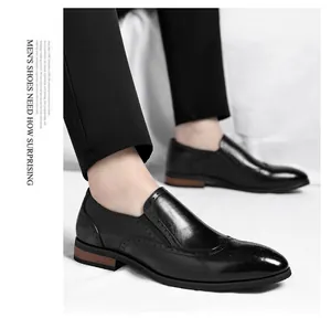 Primo piano di scarpe stringate nere da uomo per affari formali e matrimoni eleganti.