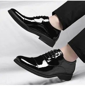 Detailansicht der glänzenden schwarzen Lackleder Herren Business Oxford Schuhe