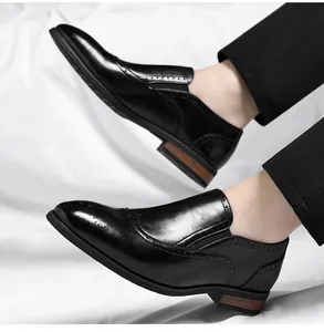 Primo piano dettagliato di scarpe stringate nere da uomo in stile formale da ufficio.