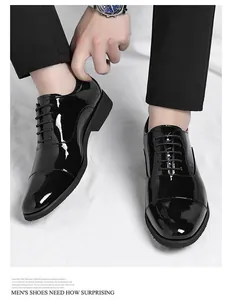Detailansicht glänzend schwarzer Lackleder-Oxford-Schuhe für professionelle Geschäftskleidung