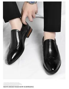 Vista dettagliata delle scarpe eleganti da uomo in pelle nera con dettagli brogue
