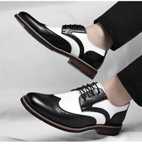Gedetailleerde weergave van klassieke zwart-witte heren brogue zakelijke leren schoenen
