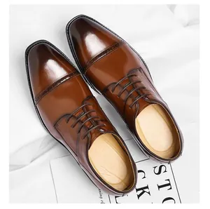 Gedetailleerd macro-overzicht van gepolijste bruine lederen oxford schoenen met cap-toe