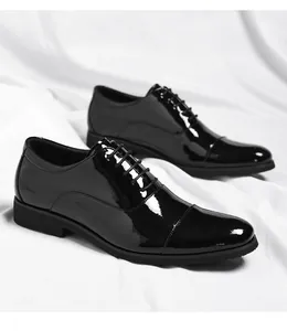 Glänzende schwarze Lackleder-Oxfordschuhe für Herren im klassischen Design