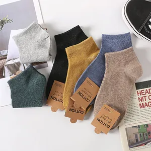 Set aus bunten Herren-Baumwoll-Ankle-Socken in klassischen Unifarben für jeden Tag