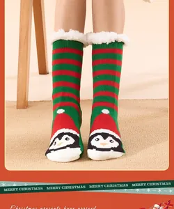 Detailopname van warme kerstsokken met schattig pinguïnpatroon en witte fleecevoering