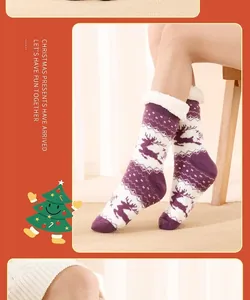 Detailopname van paarse fleece gevoerde kerstsokken met rendierpatroon aan de benen