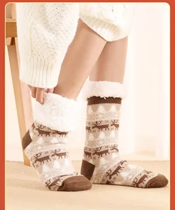 Gezellige met fleece gevoerde kerstsokken met gebreid rendierpatroon