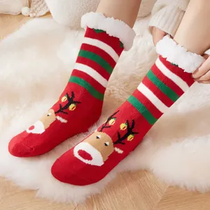 Feestelijke rood-groen gestreepte kerstsokken met rendierpatroon en zachte pluizige voering