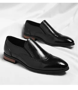 Dettaglio delle scarpe eleganti brogue nere in stile britannico di ottima qualità