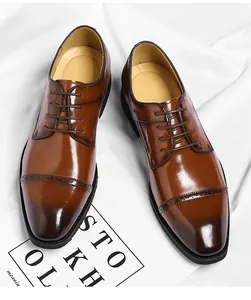 Detail van gepolijste bruine zakelijke leren schoenen met brogue-accenten.